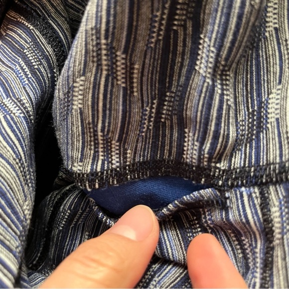 Lululemon athletica blue pattern slightly cropped yoga pants in size 8 - Picture 7 of 8